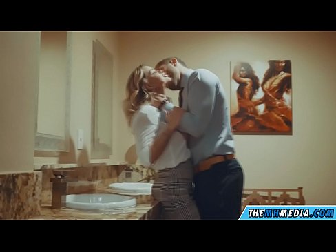 ❤️ Ke hoʻowalewale ʻia ʻoe e kahi blonde busty i kahi lumi hoʻomaha ākea ❤️ Porn video ma porn haw.pornobot.ru ❤